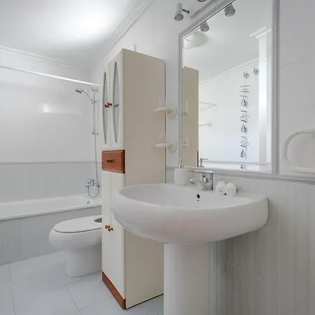 דירה Beachfront Apartment, Sea View, Pool, Close To Bars And Restaurants טורבייחה