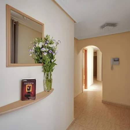 Beachfront Apartment, Sea View, Pool, Close To Bars And Restaurants דירה