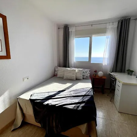 Beachfront Apartment, Sea View, Pool, Close To Bars And Restaurants דירה *