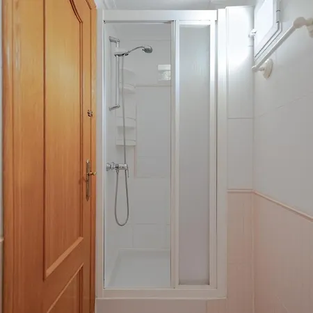 Beachfront Apartment, Sea View, Pool, Close To Bars And Restaurants * טורבייחה
