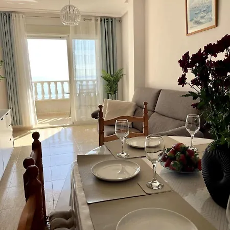 Beachfront Apartment, Sea View, Pool, Close To Bars And Restaurants דירה טורבייחה