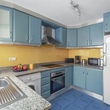 Beachfront Apartment, Sea View, Pool, Close To Bars And Restaurants * טורבייחה