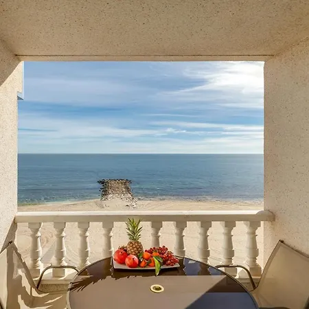 Beachfront Apartment, Sea View, Pool, Close To Bars And Restaurants דירה