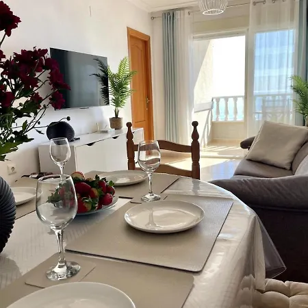 Beachfront Apartment, Sea View, Pool, Close To Bars And Restaurants דירה *