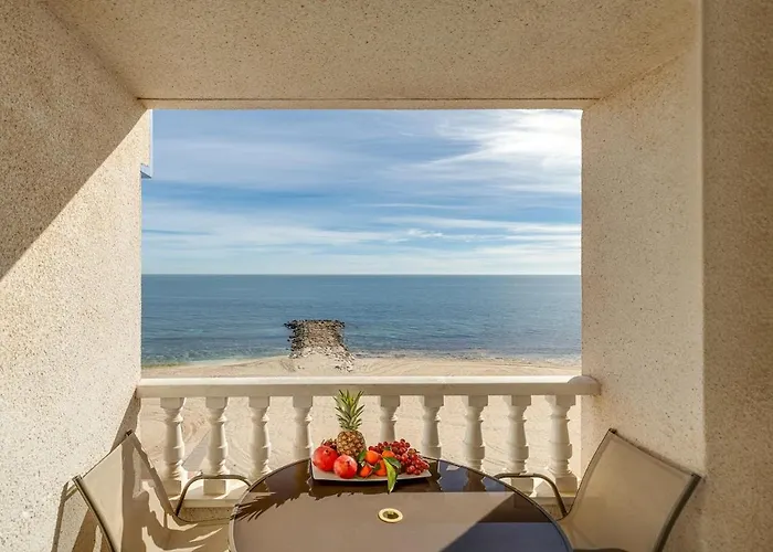 Beachfront Apartment, Sea View, Pool, Close To Bars And Restaurants Apartment
