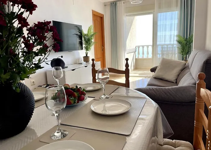 Beachfront Apartment, Sea View, Pool, Close To Bars And Restaurants Apartment *